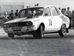 Lotnisko w Toruniu, wrzesień 1974. Ta szalona Dacia, jak ją kibice i niektórzy zawodnicy z początku nazywali, prawie wszystkie zakręty na wyścigu pokonywała na trzech kołach.